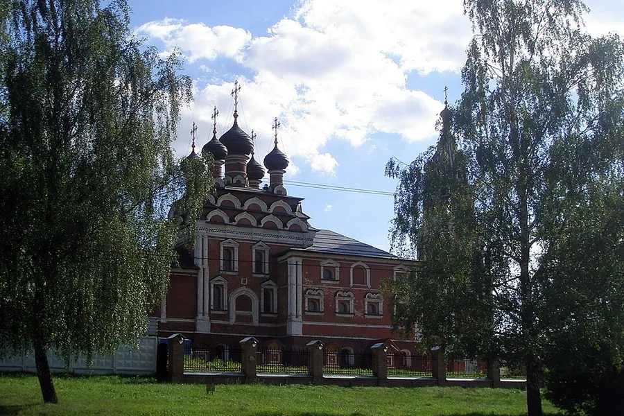 Храм Казанской иконы Божией Матери в Котельниках. Фото: Ewik; CC BY-SA 3.0. Кадрирование и уменьшение. Нажмите, чтобы открыть источник и условия использования. Храм Казанской иконы Божией Матери в Котельниках